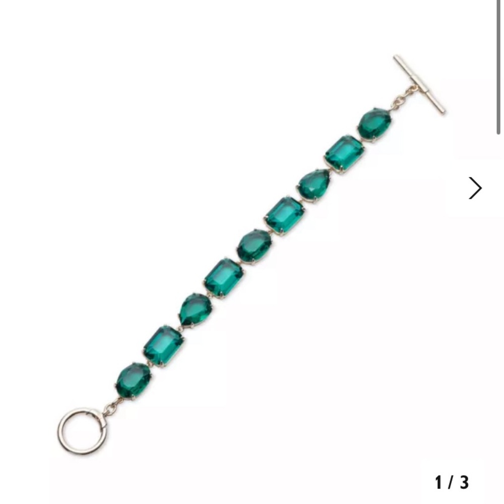 Lauren Ralph Lauren
Green Stone Flex Bracelet in Gold Tone